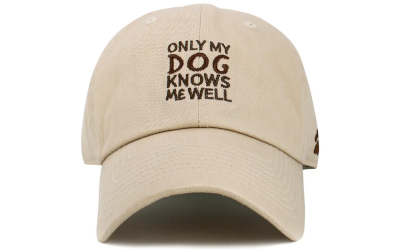 Baseballcap Only my dog knows me well, sand