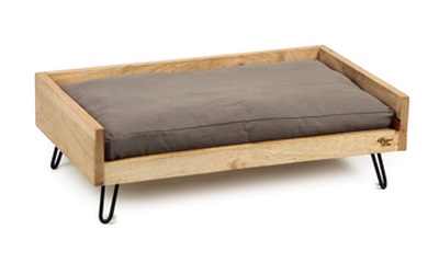 Designed by Lotte Turana Hundebett Holz