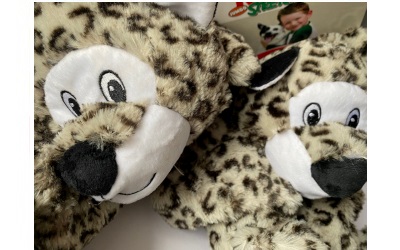KONG Apportierspielzeug Stretchezz Jumbo Snow Leopard