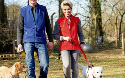 2 Front-Reißverschlusstaschen, große Rückentasche und Reflektoren 