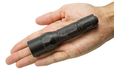 Taschenlampe in der Hand
