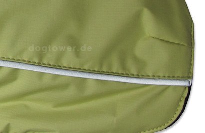Hundemantel mit integrierten Reflektoren